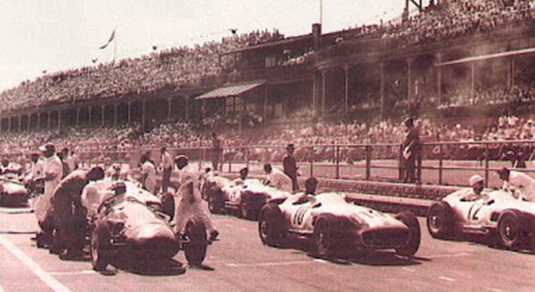 AIntree, 1955, a partir da esquerda: Behra, Fangio e Moss prontos para largar (Continental Circus)
