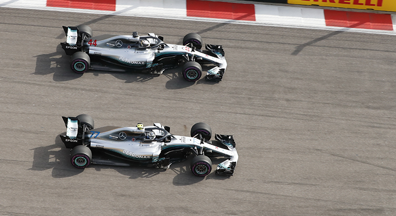 Bottas (Acima) acatou ordem da equipe que determinou vitoria de Hamilton (Mercedes)