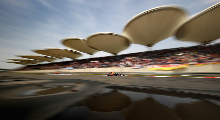 Daniel Ricciardo em ação na China, em 2018. Pista de Shangai recebe o milésimo GP da história (Red Bull)