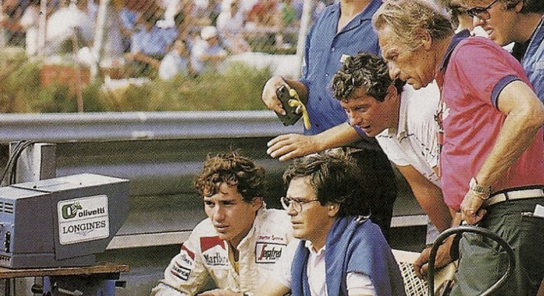 Janos Lengyel (D) ao lado do colunista e de Ayrton Senna no GP da Áustria de 1984 (Arquivo Pessoal do colunista)