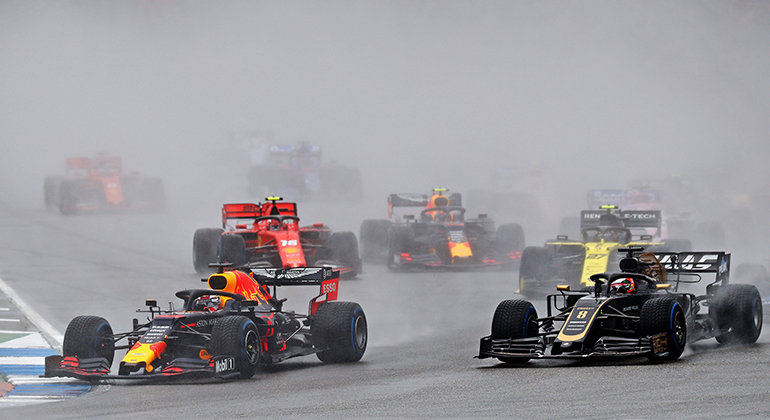 Iniciada sob chuva, as primeiras três voltas da prova foram disputadas sob bandeira amarela (RBCP/Getty Images)