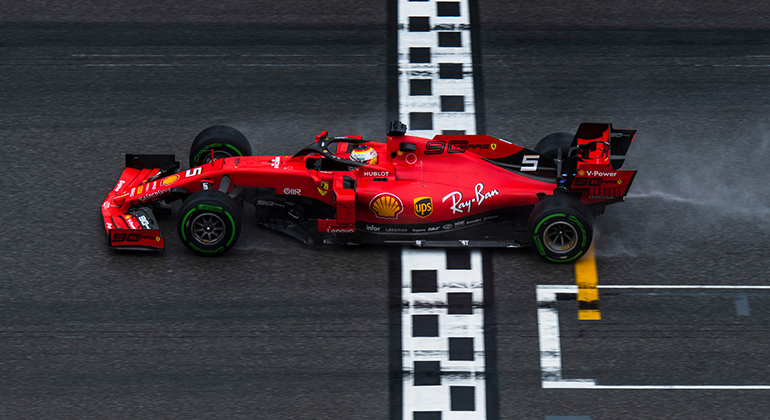Cortesia de problemas mecânicos na prova de classificação, Sebastian Vettel largou em último e ficou em segundo (Ferrari)