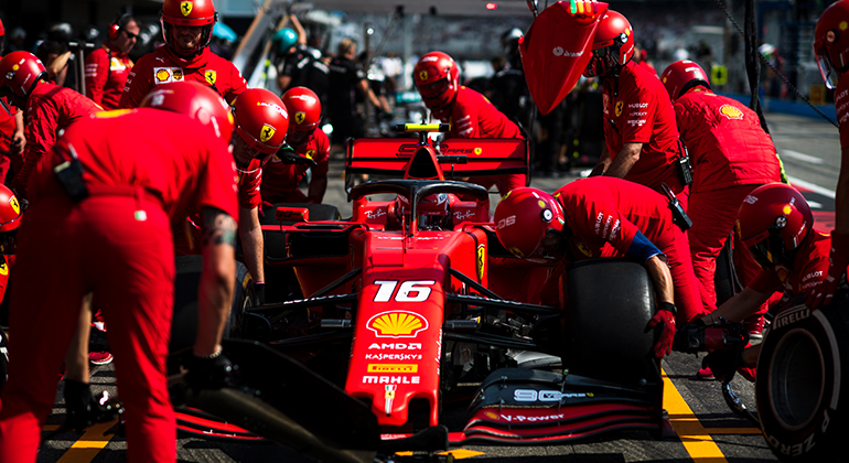 Pilotos estão seguros na Scuderia mas a falta de vitórias pode cortar cabeças ao final da temporada (Ferrari)